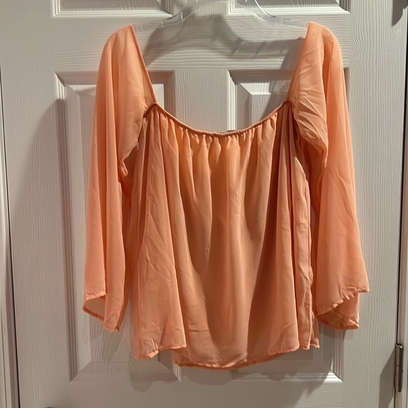 Lulu’s Womens off the shoulder top - Picture 2 of 3